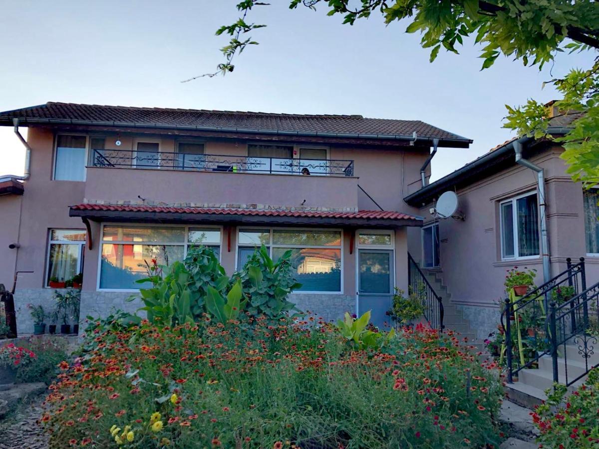 Guest House Ezerets Esterno foto